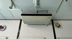 Before：【川崎市中原区】天吊りエアコン入れ替え工事｜真夏の当日対応・事前見積り通りで安心完結